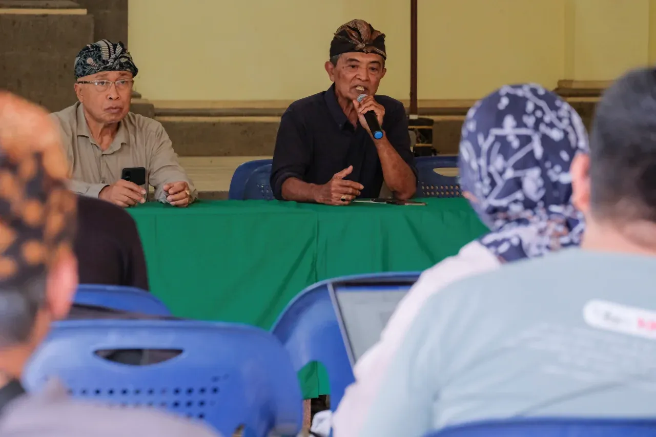 Putu Ardhana (kanan) dan I Gusti Agung Ngurah (kiri) menjelaskan sejarah Masyarakat Adat Dalam Tamblingan di Catur Desa dan upaya memperjuangkan Alas Mertajati sebagai hutan adat.