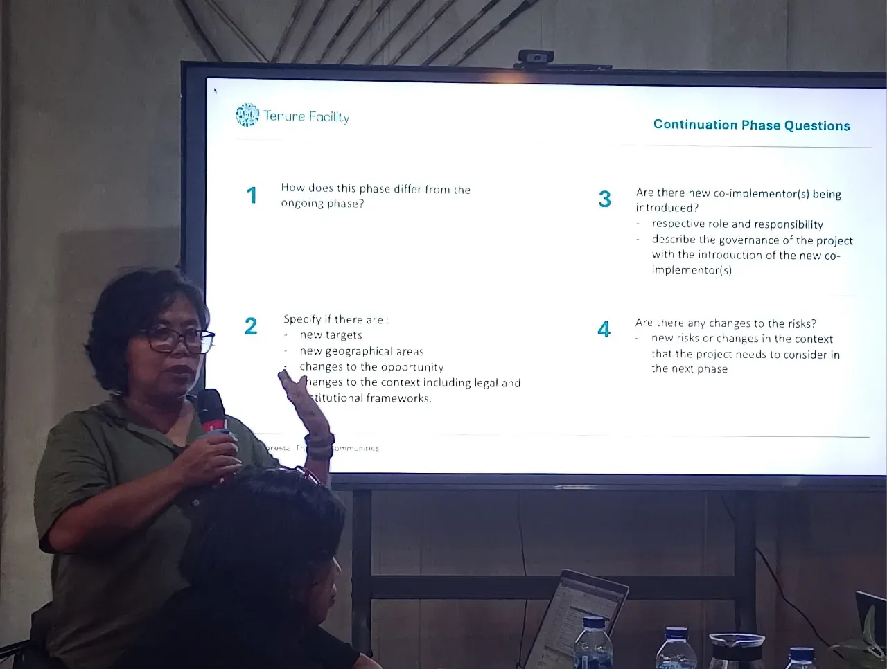 Julia Kalmirah penanggung jawab Program Tenure Facility menjelaskan tentang 4 poin utama yang akan menjadi pembahasan dalam diskusi