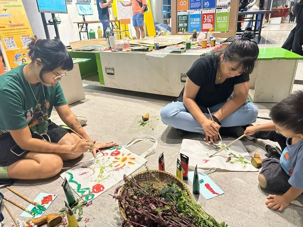 The atmosphere of the Eco-Printing tote bag making workshop 
