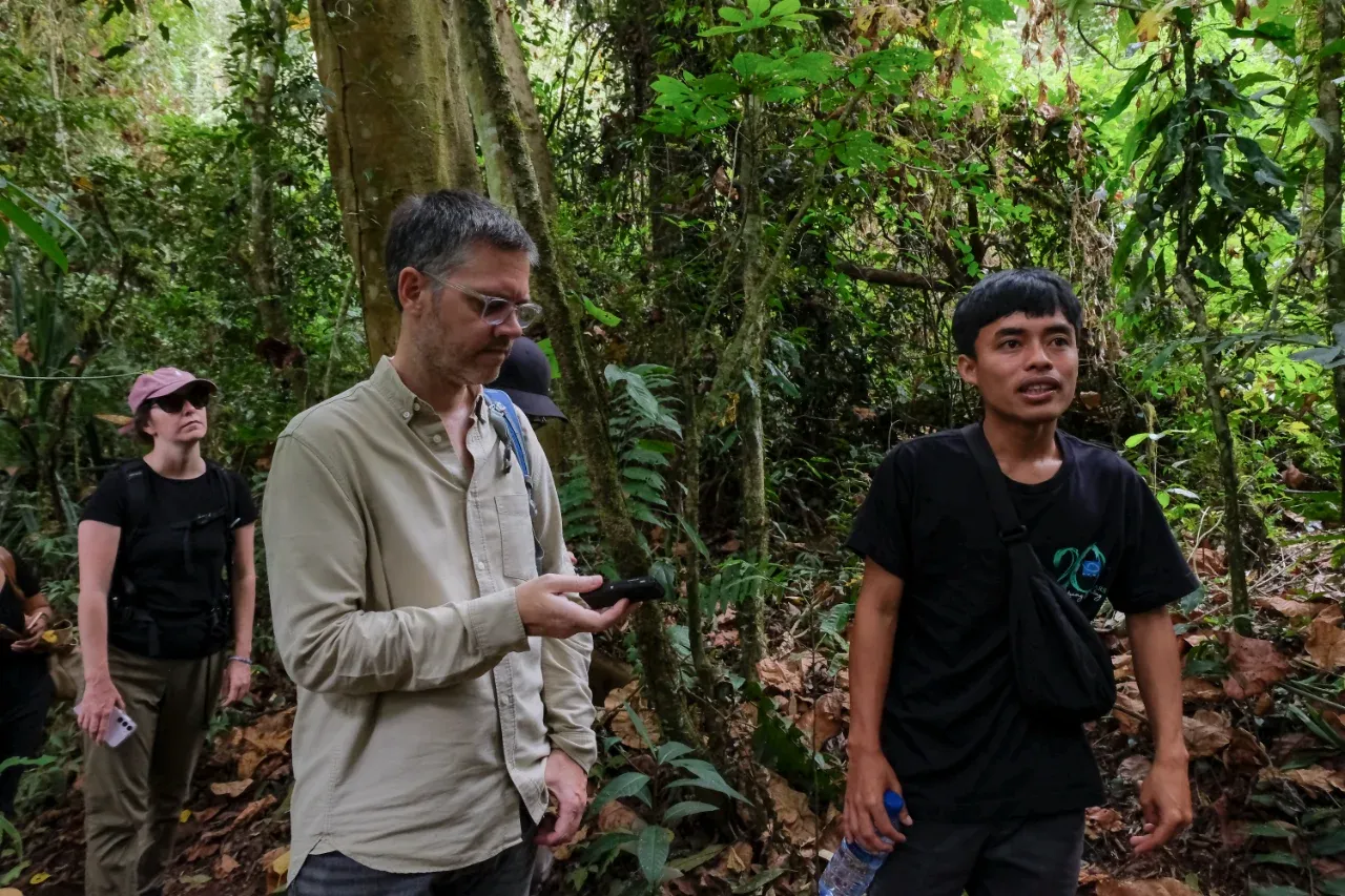 Para peserta jurnalis trip melakukan forest walking dipandu oleh BRASTI