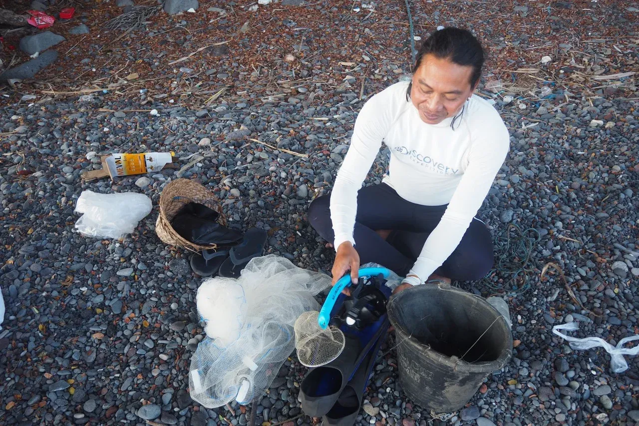 Fishing gear using scoops and nets in Les. Photo: Luh De Suriyani/Mongabay Indonesia