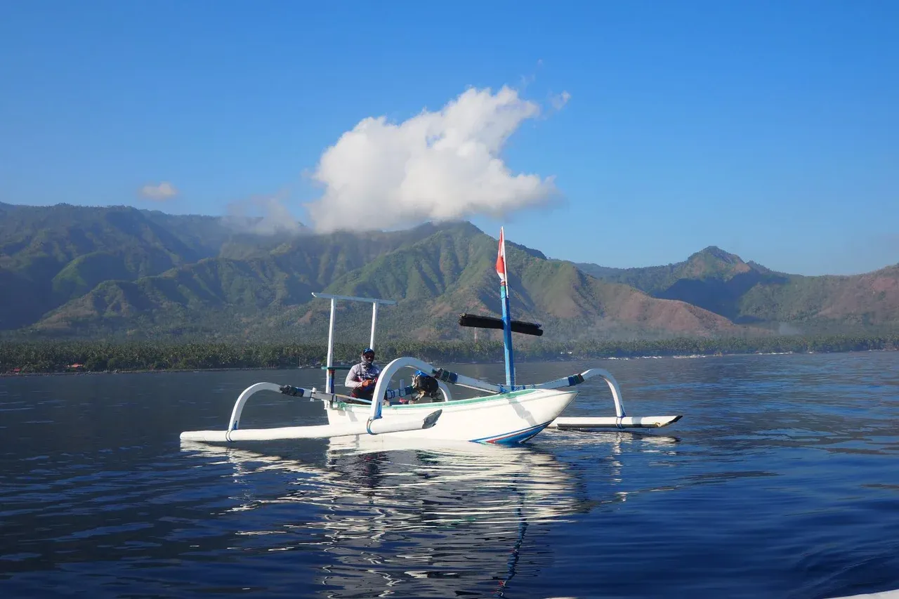 Fishermen fishing on the Les coast with hills in the background. Photo: Luh De Suriyani/Mongabay Indonesia