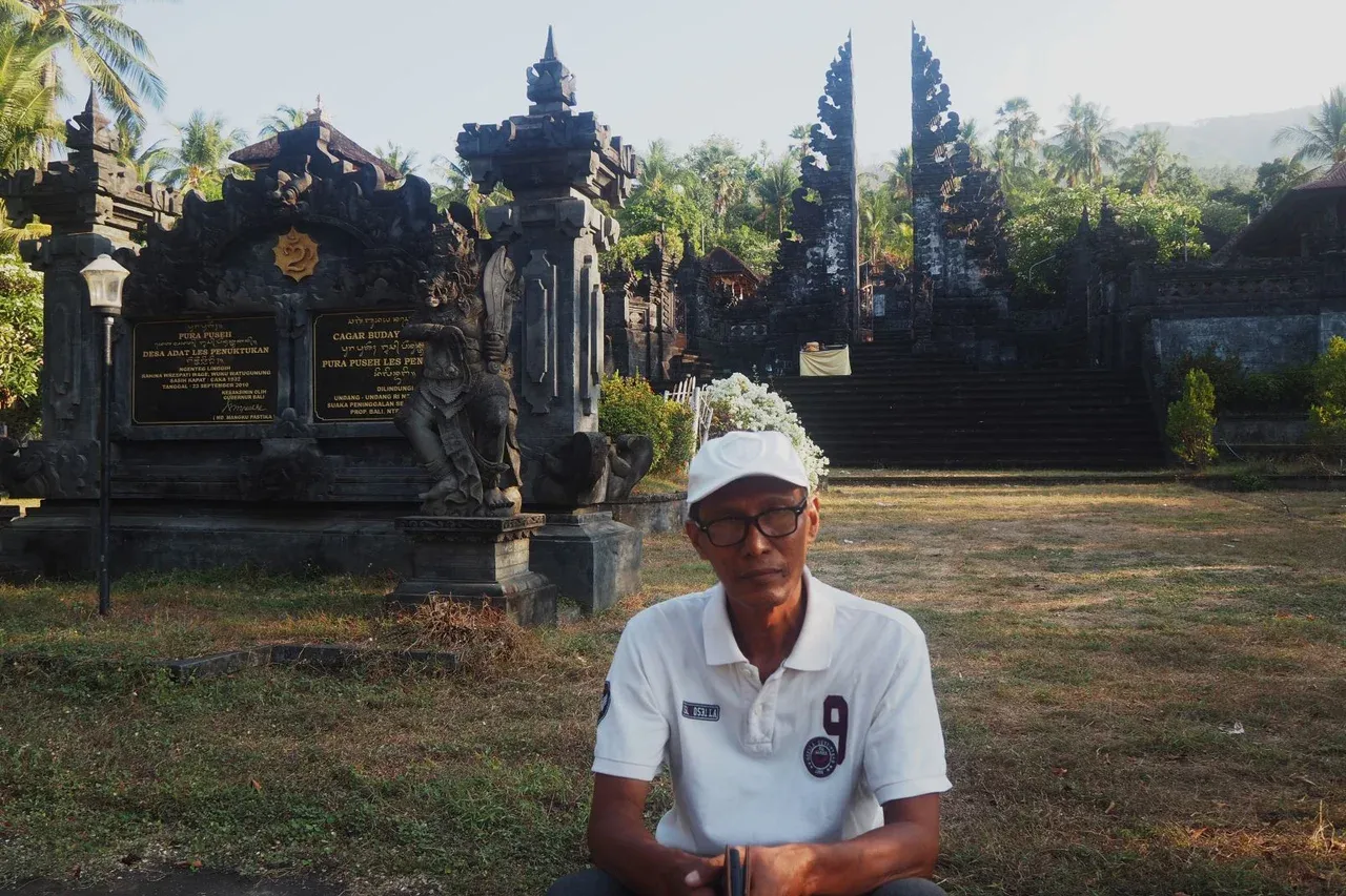 Jro Pasek, the head of the Customary Village of Les-Penuktukan in front of Pura Puseh. Photo: Luh De Suriyani/Mongabay Indonesia