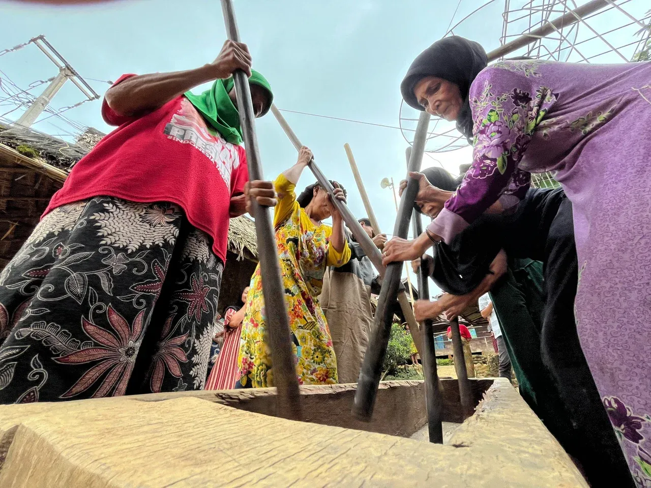 Sejumlah ibu-ibu melakukan aktivitas menumbuk padi menggunakan alat tradisional di Kasepuhan Cibedug, Kabupaten Lebak, Banten. Sekalipun tidak menolak modernisasi, mereka tetap mempertahankan tradisi adat. Foto: Donny Iqbal/Mongabay Indonesia