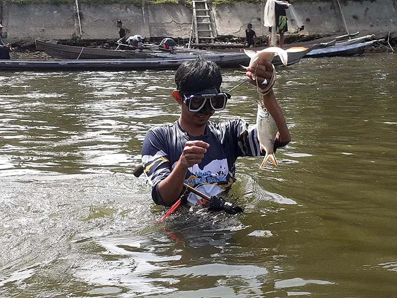 Sangat mudah mendapatkan ikan di lubuk larangan. Bukti kekayaan sungai masih terjaga berkat praktik konservasi. Foto: Suryadi/Mongabay Indonesia