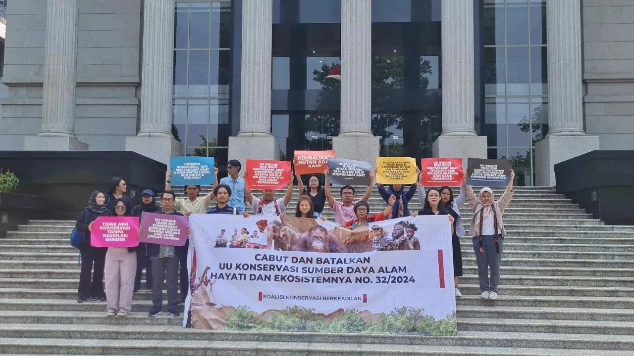 MK Menolak Uji Formil Permohonan Masyarakat Adat dan Komunitas Lokal Terkait UU KSDAHE : Partisipasi Publik Makin Tidak Bermakna