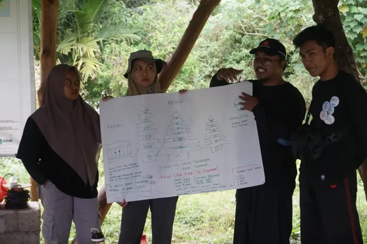 Peserta IPLC (Indigenous Peoples’ and Local Community) Youth Camp sedang mempresentasikan aspek sosial budaya Masyarakat Adat Dalem Tamblingan